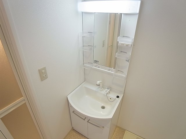 洗面設備　シャンプードレッサーの独立洗面、脱衣スペース