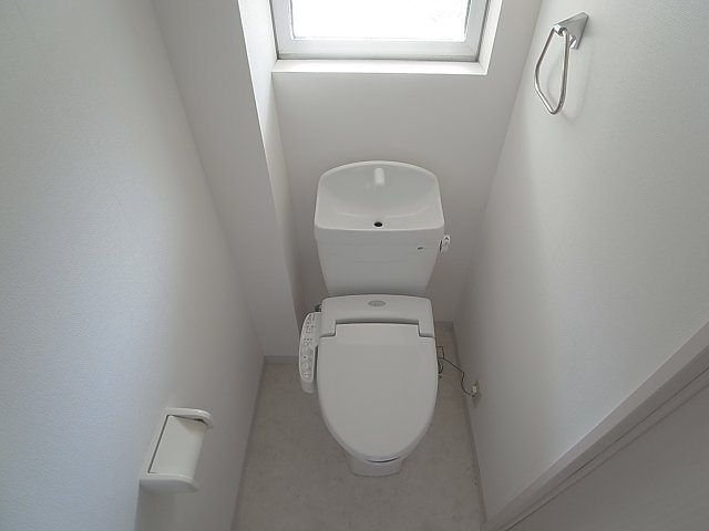 トイレ　うれしい窓付にウォシュレット完備のトイレ