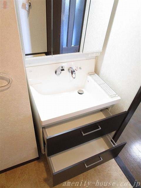 洗面設備　●三面鏡キャビネット仕様の洗髪洗面台！