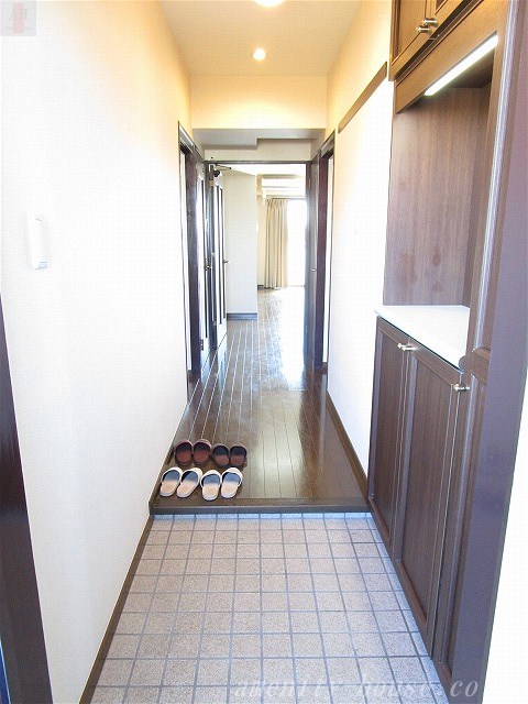 玄関　●ゆったり広めの玄関にはたっぷり収納できる下駄箱あり！