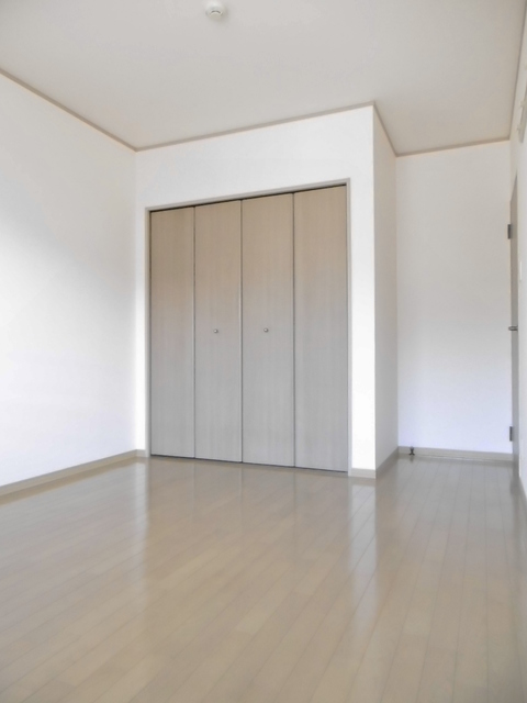 その他部屋・スペース　開放的な寝室です