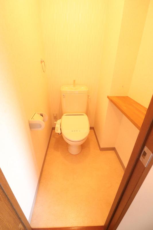 トイレ　トイレは温水洗浄便座付き