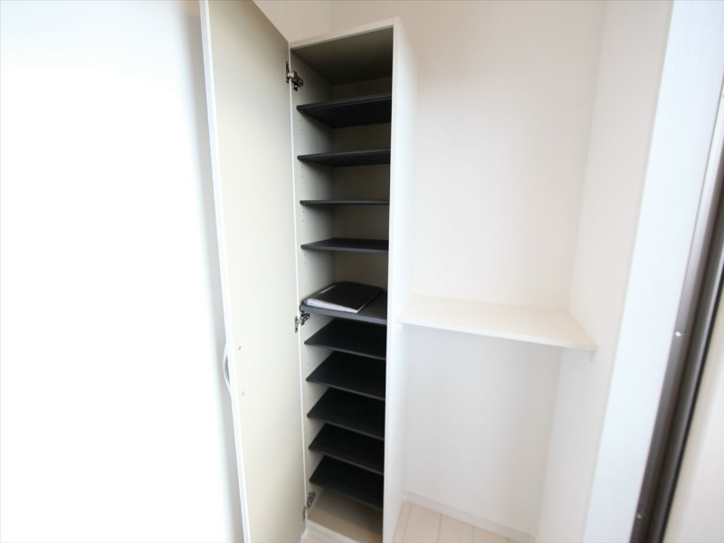 玄関　玄関　シューズボックス付（収納充実してます）