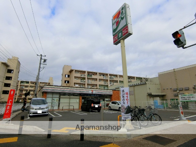 コンビニ　セブンイレブン（コンビニ）まで526m