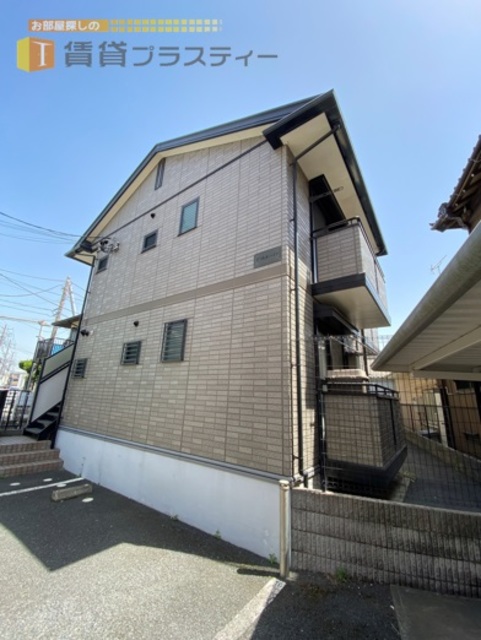 建物外観　旧道沿いのあの物件。２駅利用可能です