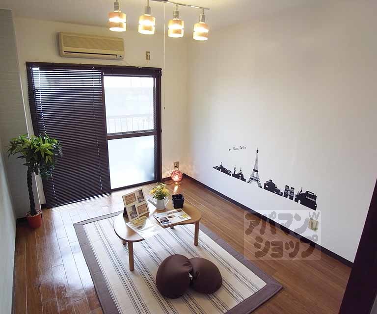 居室・リビング　西向きの洋室です。