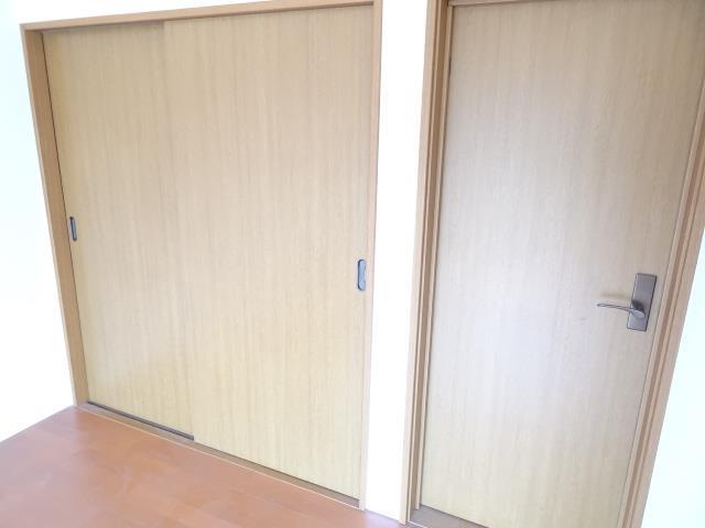 収納　洋室に押入収納がございます