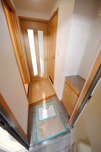 玄関　★玄関ホールがあるので生活感を見せません★