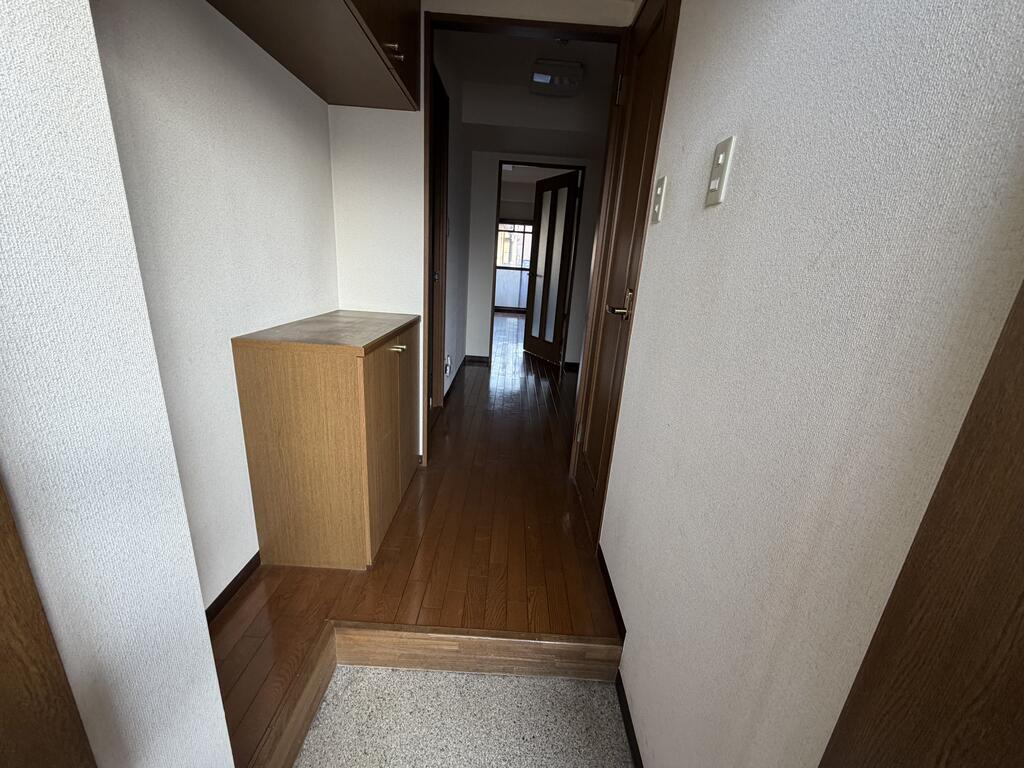 玄関　※同建物１階中部屋写真です。ご参考下さい。