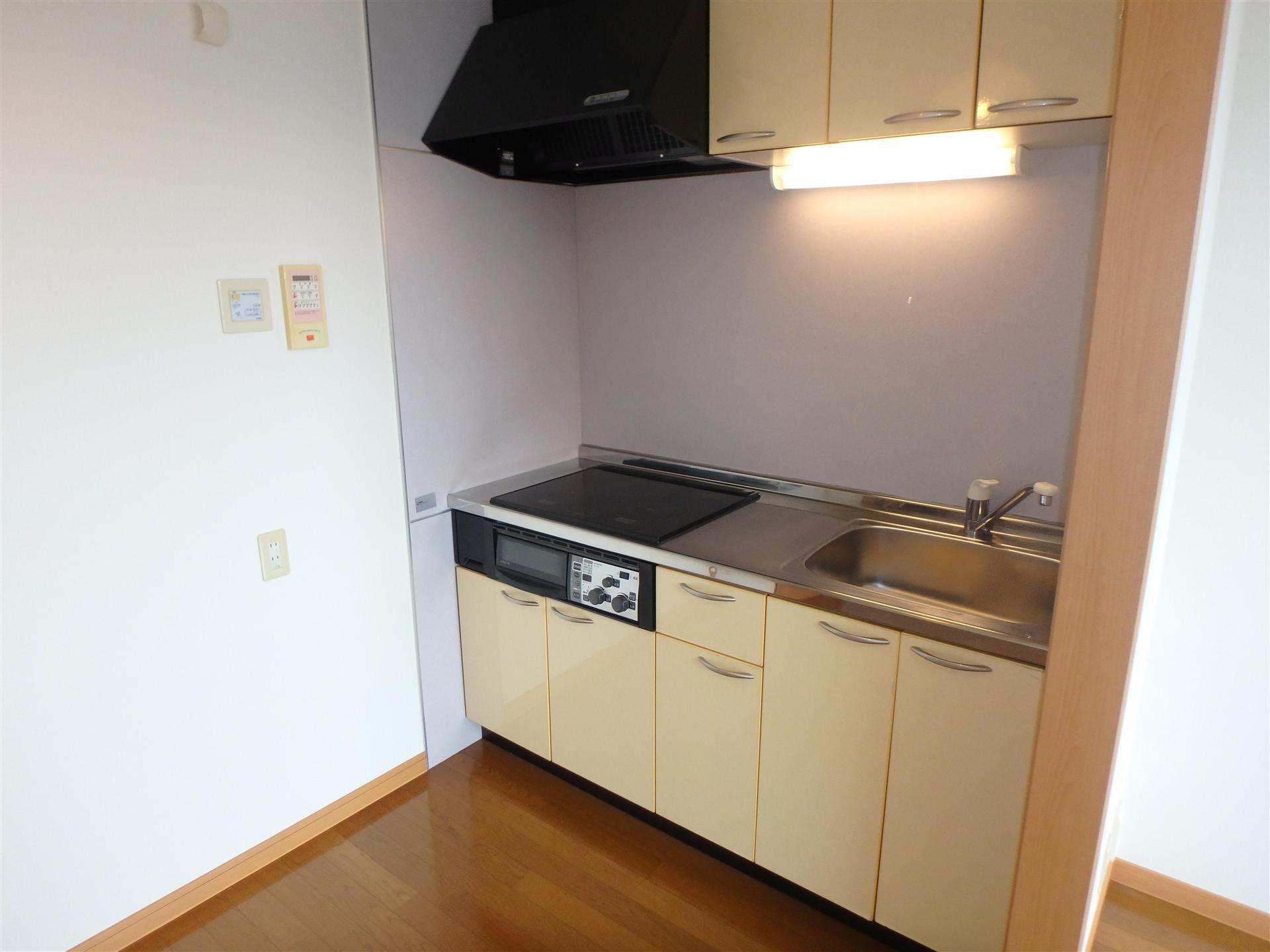 キッチン　ＩＨ3口コンロ付きのシステムキッチンになります☆