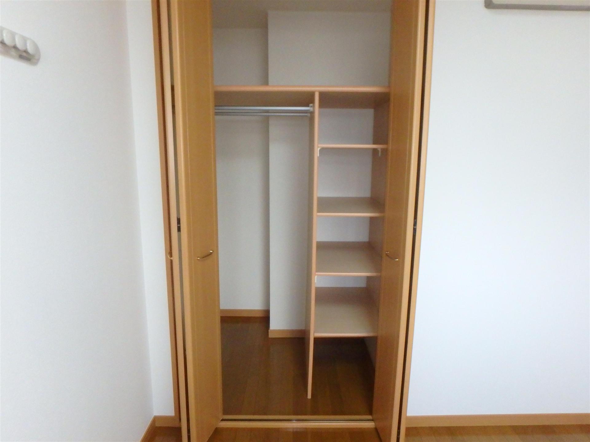 収納　棚付きポール付き奥行があります☆
