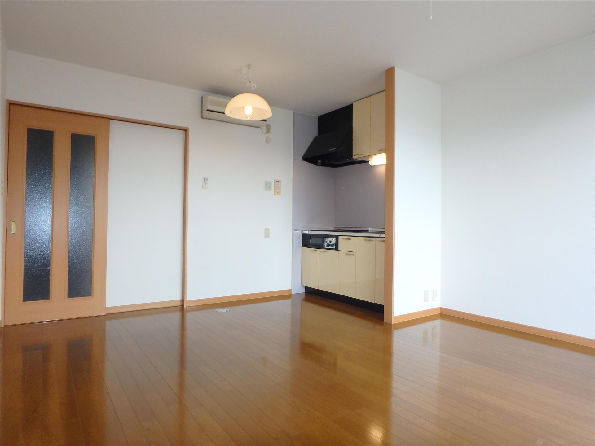 居室・リビング　11.2帖の南向きの明るいリビングになります☆