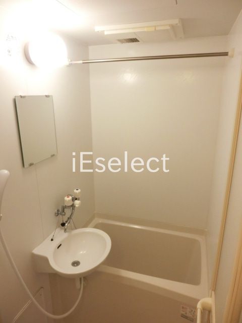 バス・シャワールーム　浴室乾燥機付きのバスルームです