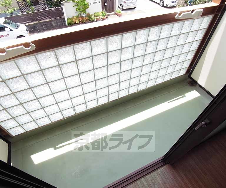 バルコニー　すりガラスなので下のほうも光が入ります。