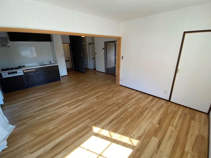 居室・リビング　広いリビングにも収納あり