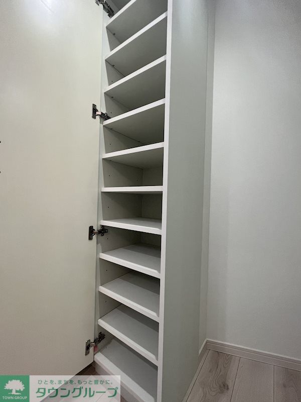 玄関　シューズボックスは棚の高さが調節可能でブーツも入ります！