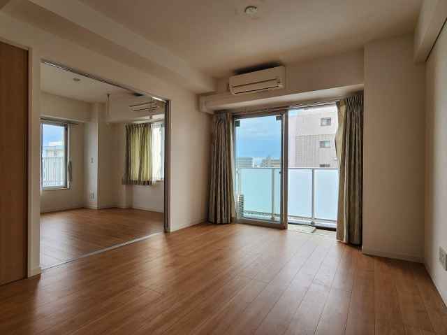 居室・リビング　最上階角部屋明るいリビング