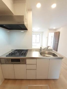 キッチン　ガスコンロとグリル付システムキッチン