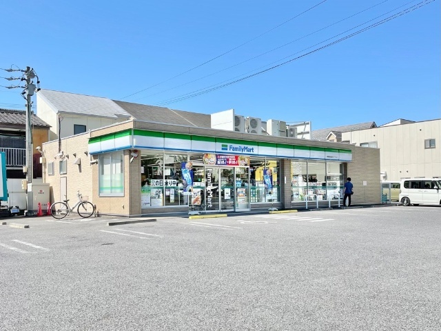 コンビニ　ファミリーマート（コンビニ）まで750m