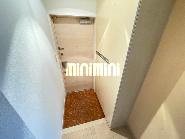 玄関　３．７８帖の洋間があります