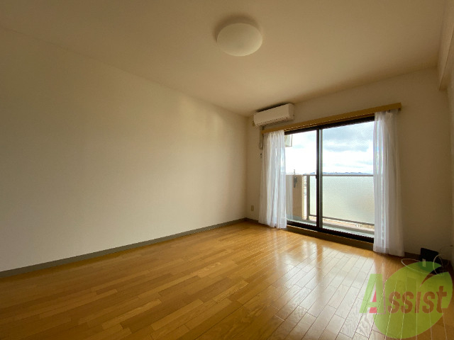 居室・リビング　８．４帖のリビングです。広々としていますね。