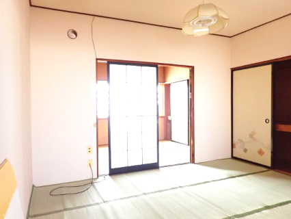 居室・リビング　居間にもなる6帖和室