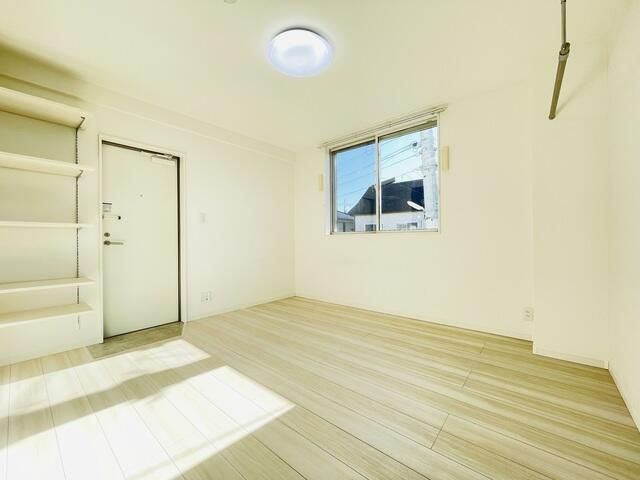 居室・リビング　窓から暖かな日差しが入ります♪