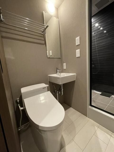 トイレ　タンクレス温水洗浄便座