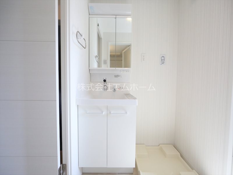 洗面設備　脱衣所　独立洗面台（シャンプードレッサー付）収納スペース有