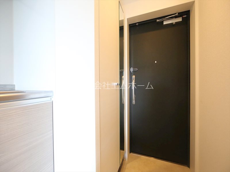 玄関　玄関　姿見鏡付き　シューズボックス付（収納充実してます）