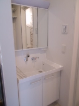 洗面設備　綺麗な独立洗面台です。