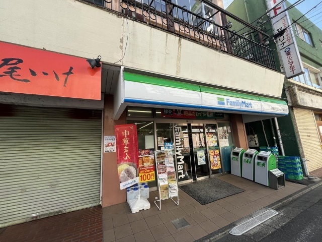 コンビニ　ファミリーマート衣屋読売ランド駅前店（コンビニ）まで142m