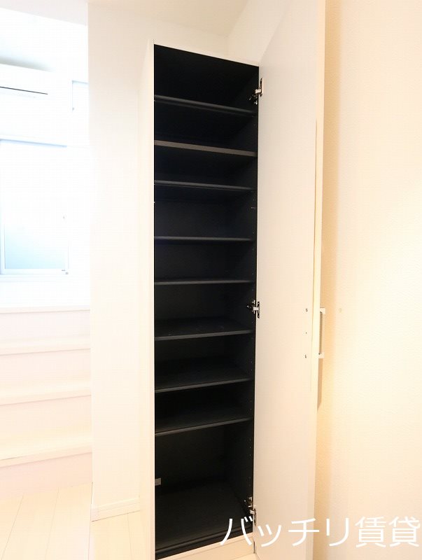 玄関　同型タイプの為、現状を優先いたします。