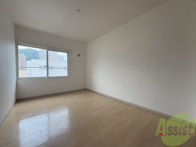 その他部屋・スペース　寝室はこちらです。光が差し込む、温かみのあるお部屋です。