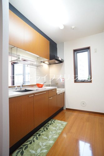 キッチン　窓付きキッチンで明るく換気も出来ます！