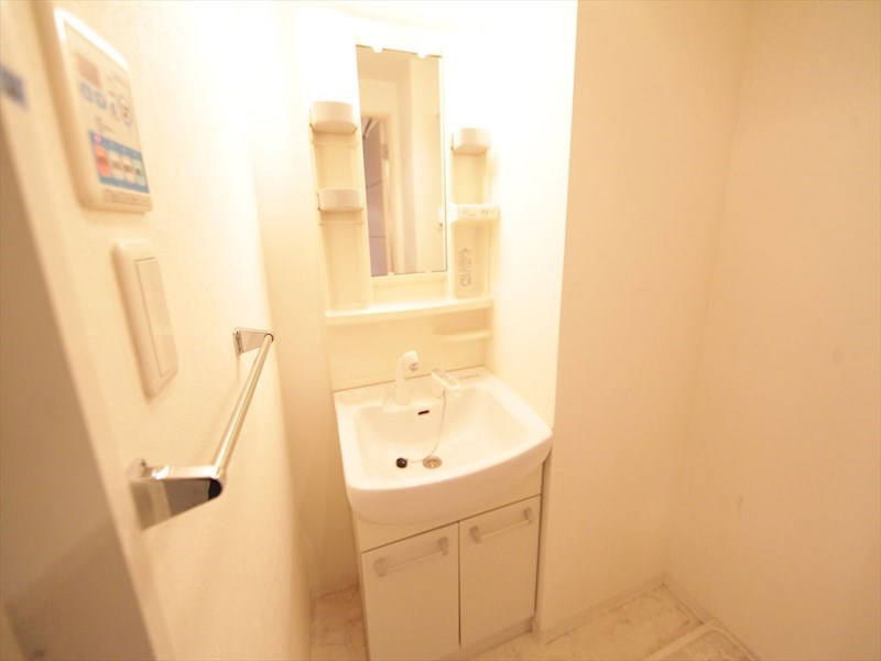 洗面設備　脱衣所　独立洗面台（シャンプードレッサー付）収納スペース有