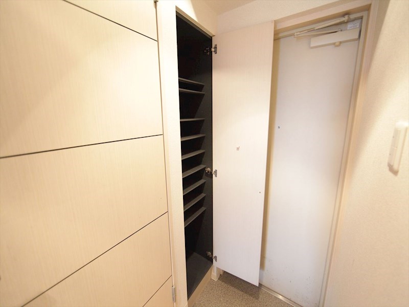 玄関　玄関　シューズボックス付（収納充実してます）