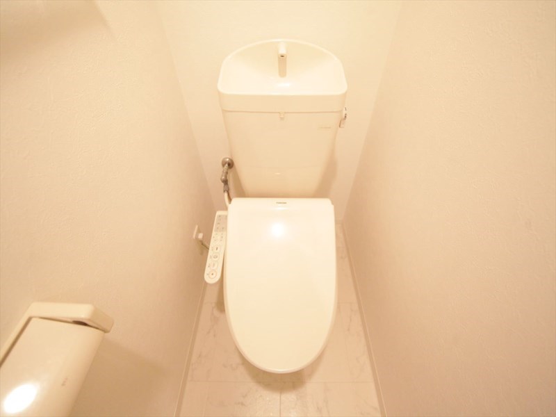 トイレ　温水洗浄暖房便座付トイレ