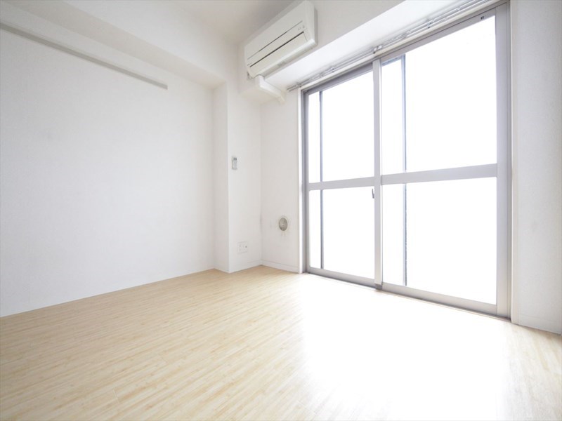 バルコニー　洋室7帖　エアコン完備　クローゼット付　バルコニー