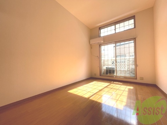 居室・リビング　白さが清潔感を出してくれます。お部屋も明るいですね。