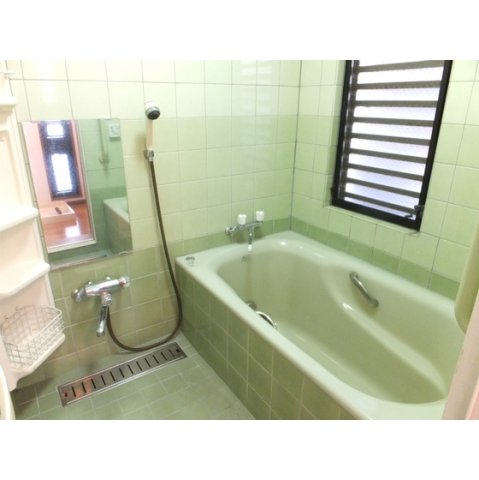 バス・シャワールーム　コンパクトで使いやすいお風呂です