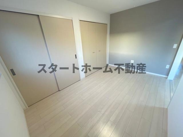 その他部屋・スペース　落ち着いた色調の寝室です