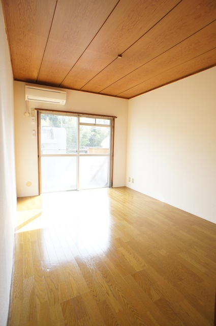 居室・リビング　明るく広々とした洋室