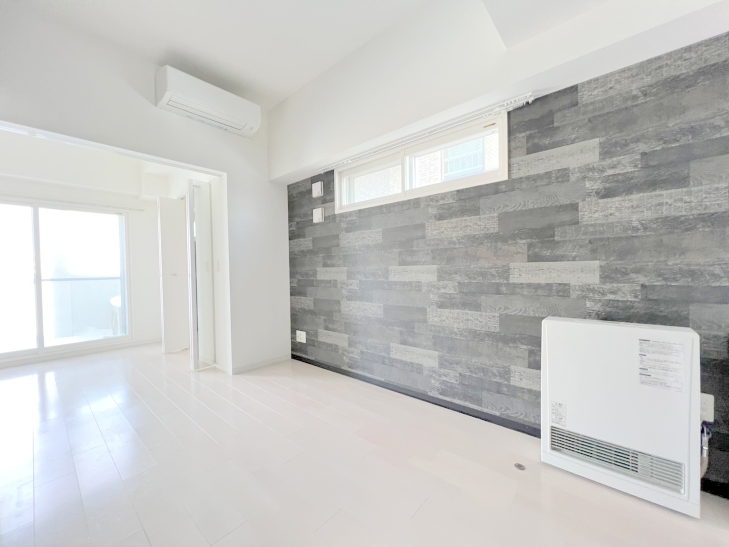 居室・リビング　明るい居間で気持ちまで明るくなりますね！