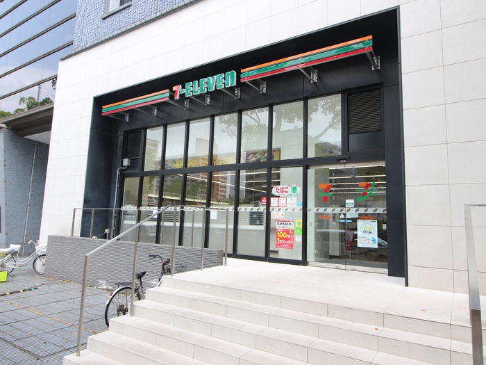 コンビニ　セブンイレブン（コンビニ）まで196m