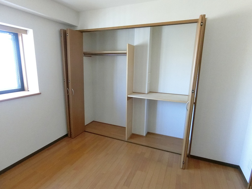 収納　共用部側寝室収納　各寝室に収納ございます。