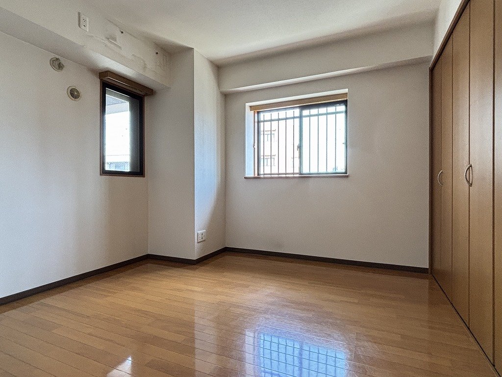 その他設備　共用部側寝室　開口部各所あり　エアコン設置可