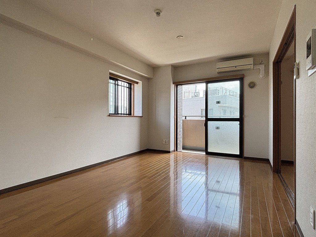 居室・リビング　南東向き角部屋・前面棟の影響なく陽当り風通し良好です。