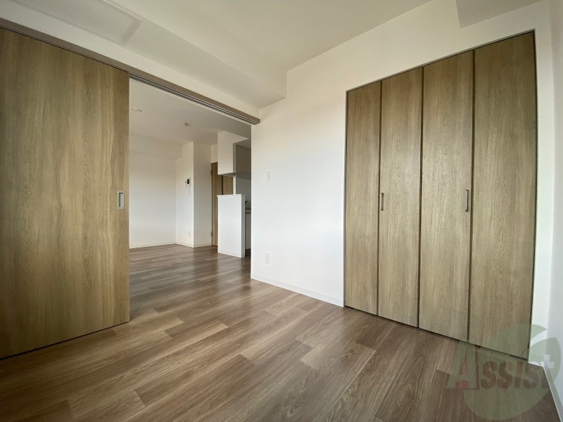 その他部屋・スペース　寝室はこちらです。光が差し込む、温かみのあるお部屋です。