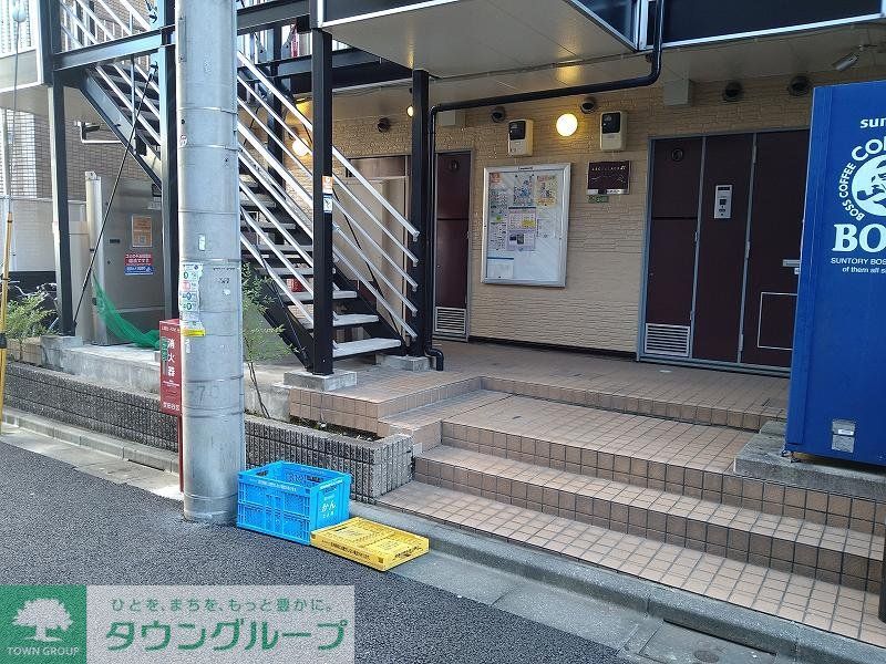 その他　玄関扉に宅配ボックス備付け